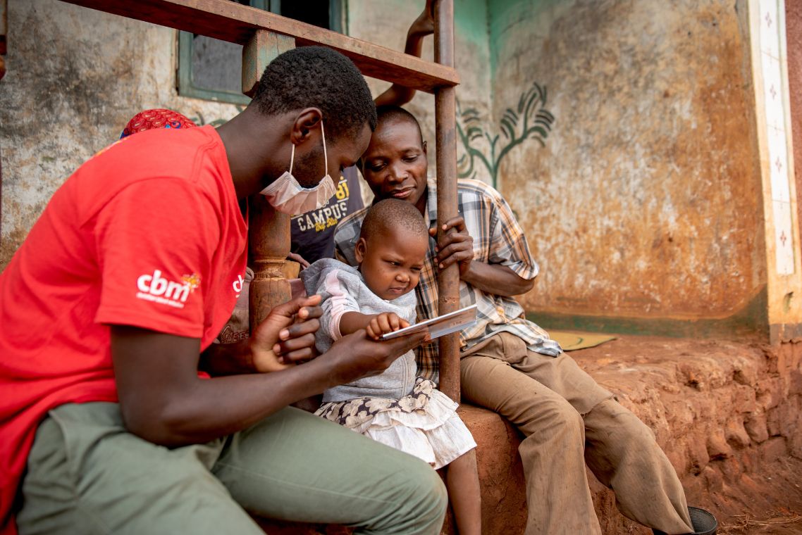 EIne Familie mit einem CBM Mitarbeiter