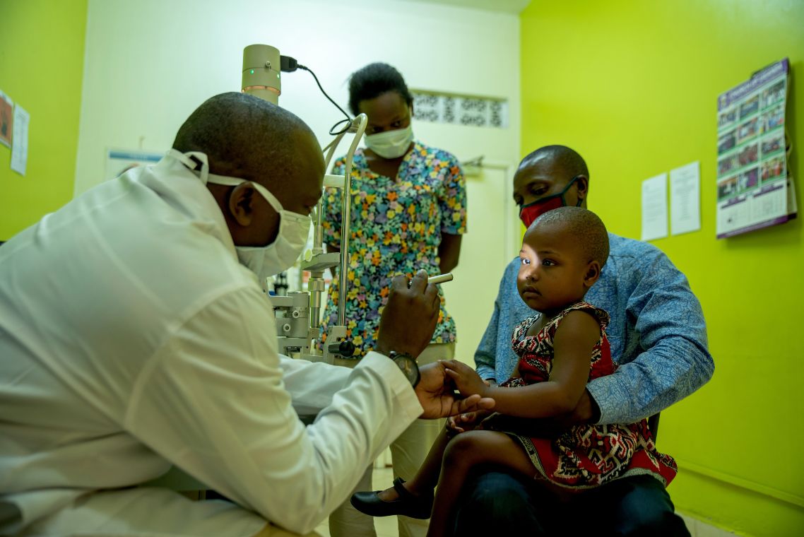 EIn Kind wird an den Augen untersucht