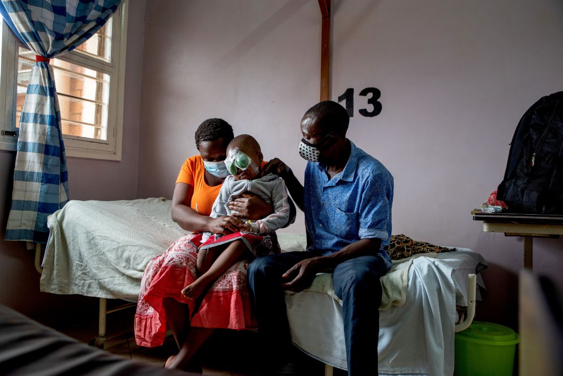 EIne Familie auf einem Krankenhausbett