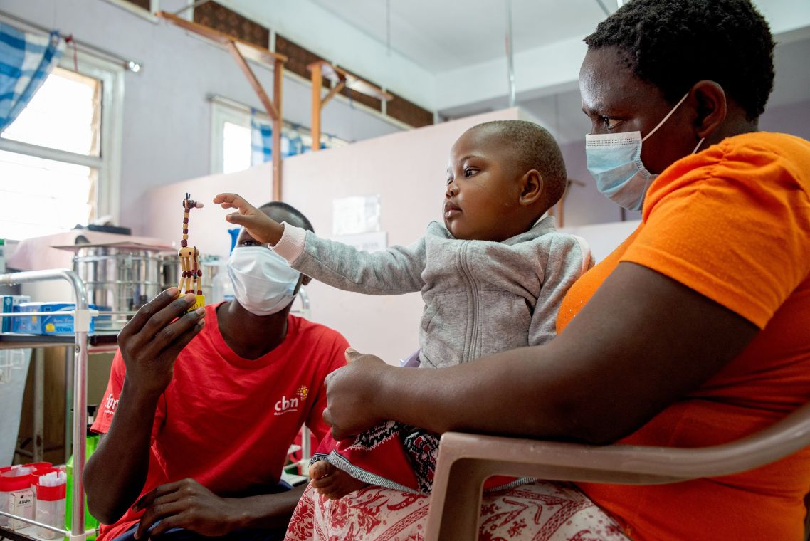 Ein Kind greift nach Spielzeug