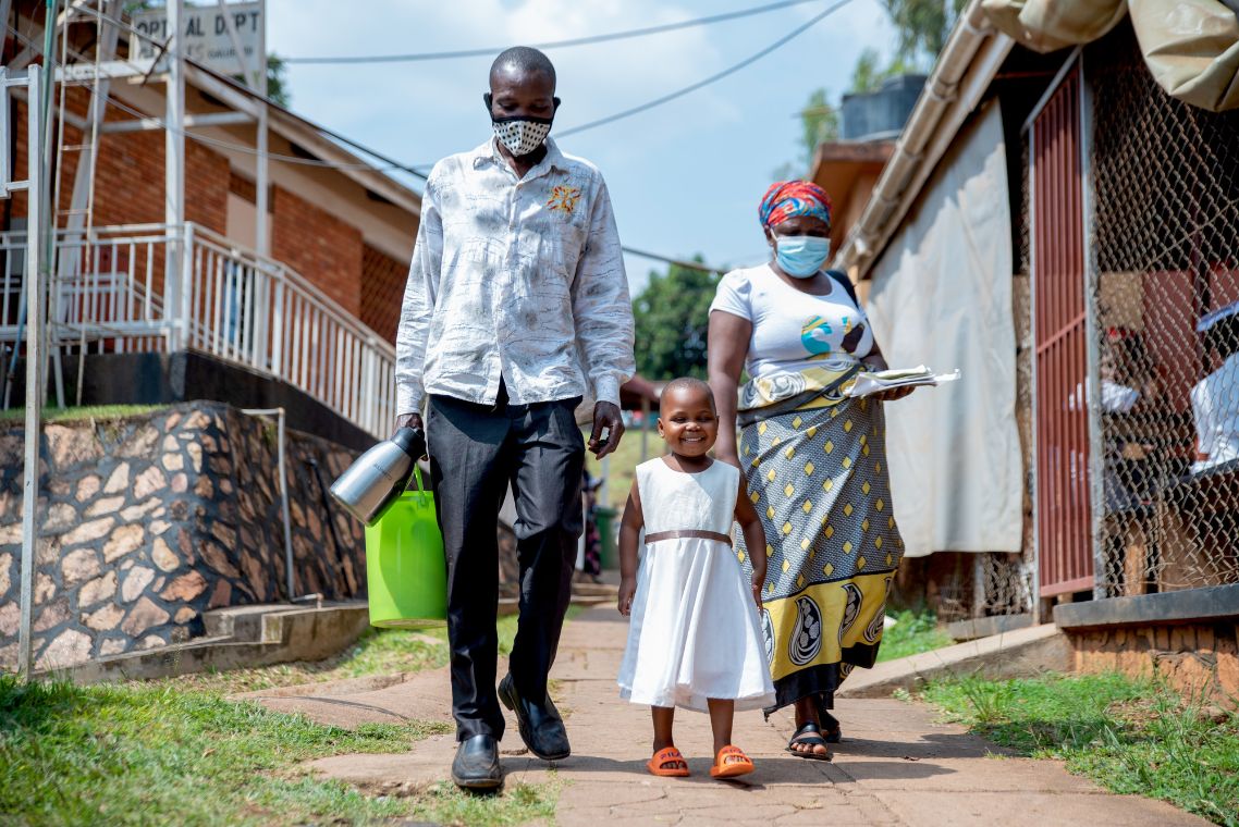 Eine Familie mit Masken