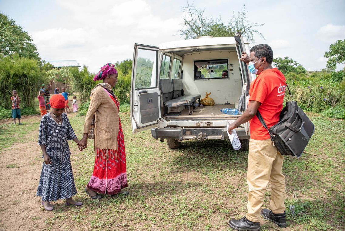 Mulunesh und ihre Mutter steigen Hand in Hand in das Auto des CBM-Mitarbeiters.