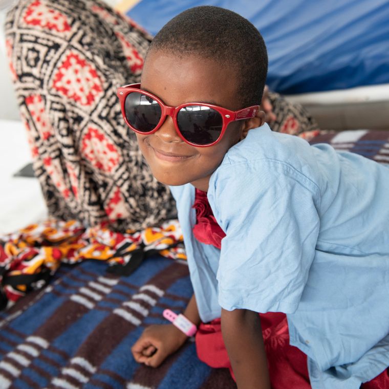 Kleines Mädchen mit roter Sonnenbrille