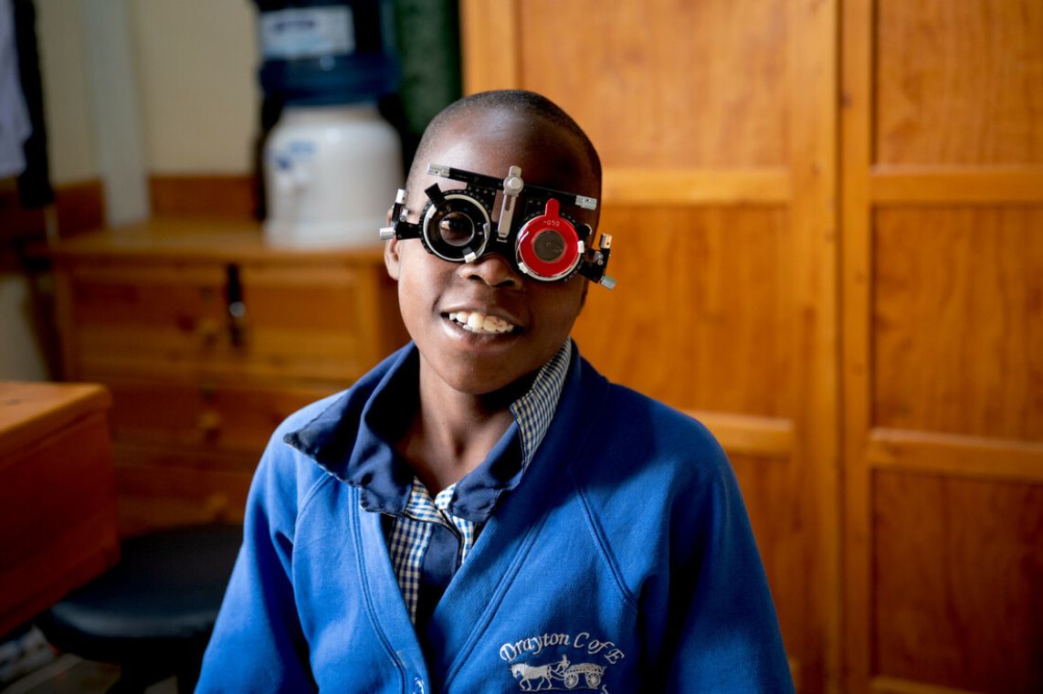 Lachendes Mädchen mit Sehtestbrille