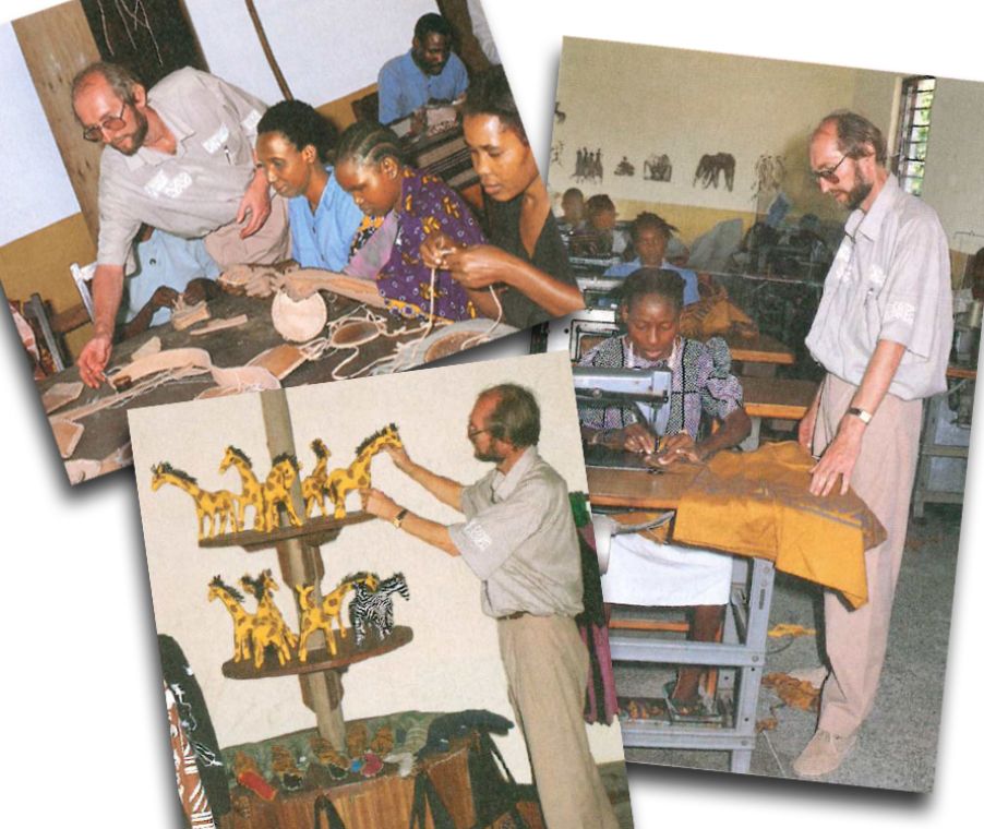 Frauen beim Nähen von Taschen und Kleidung, ein Mann schaut ihnen über die Schulter.