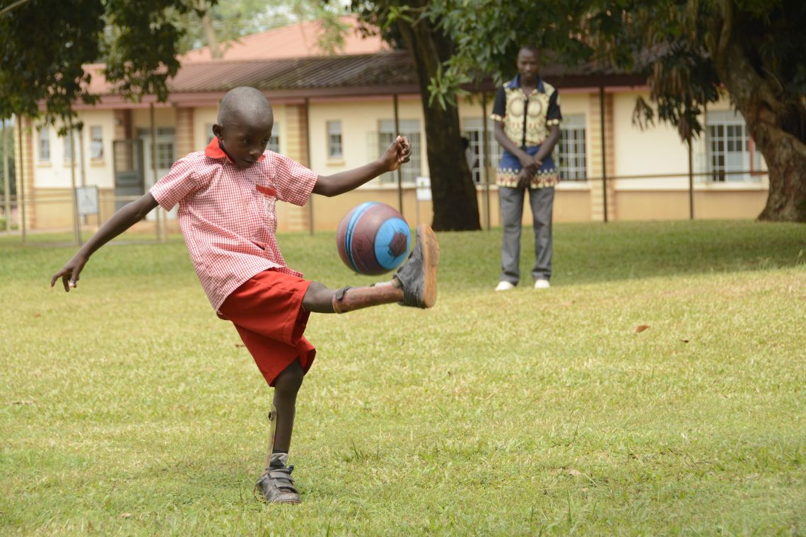 Kleiner Junge beim Fußballspielen