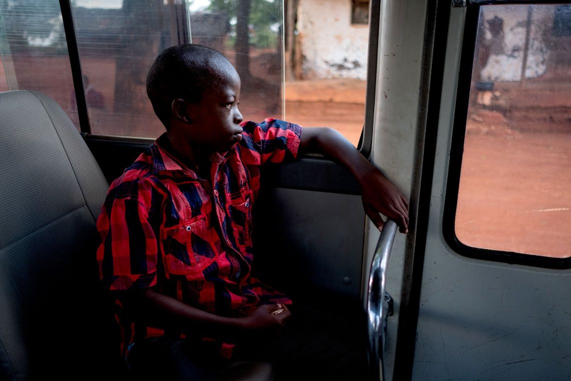 Eine junge Frau im weißen Kittel. Ihr Haar ist zu Zöpfchen geflochten und hochgesteckt.