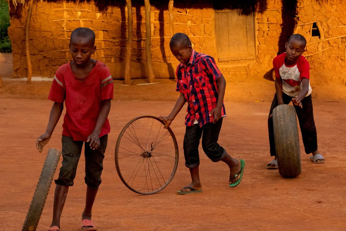 Eine junge Frau im weißen Kittel. Ihr Haar ist zu Zöpfchen geflochten und hochgesteckt.