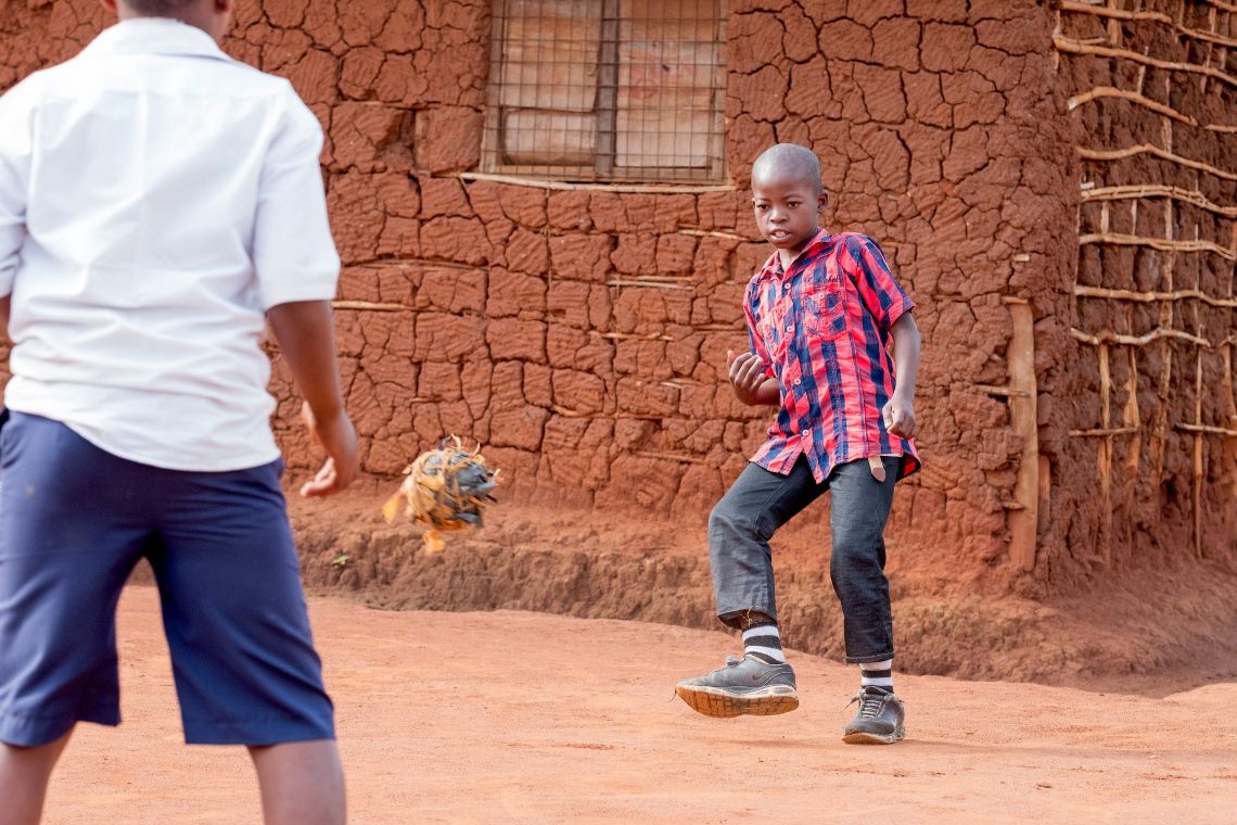 Junge beim Fußballspielen