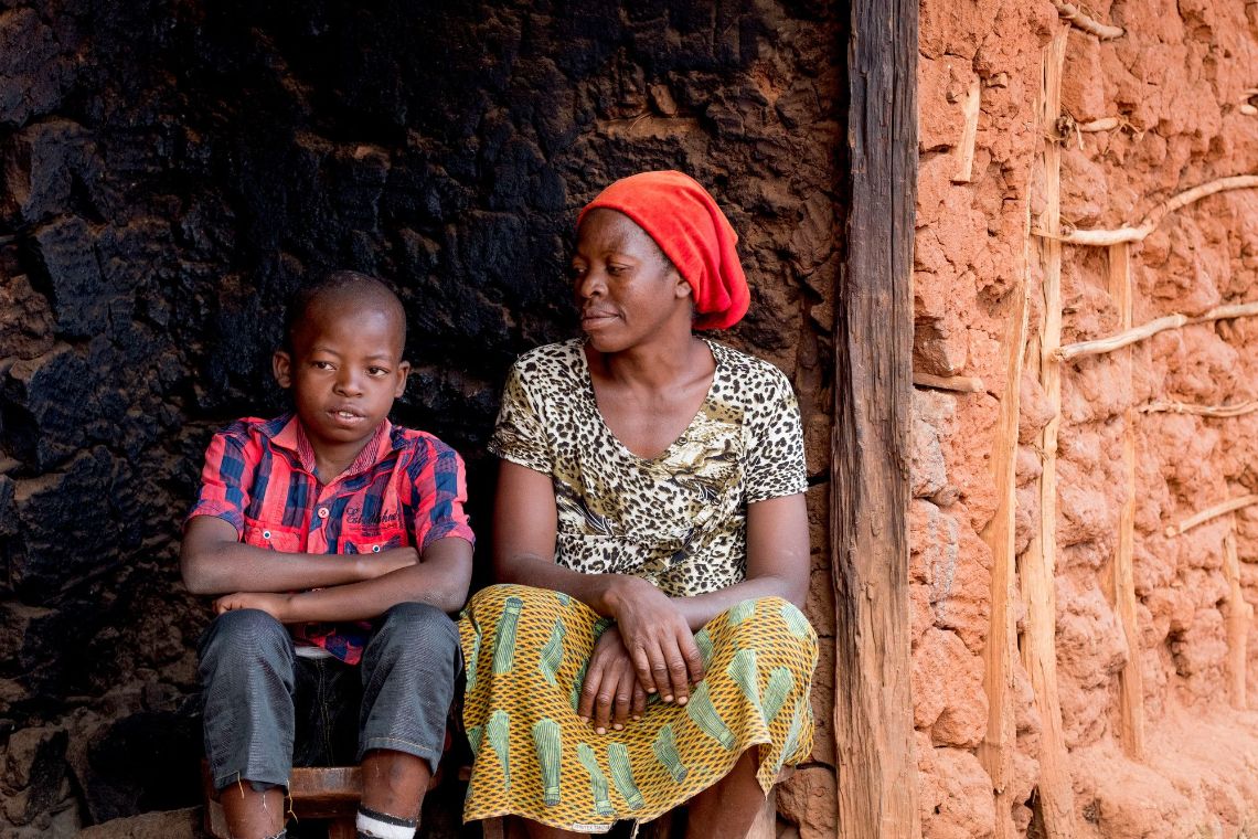 Eine junge Frau im weißen Kittel. Ihr Haar ist zu Zöpfchen geflochten und hochgesteckt.
