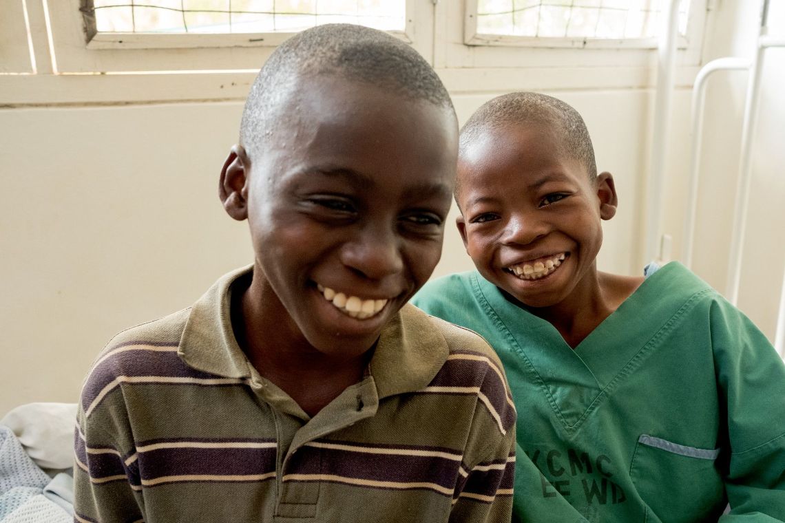 Zwei lachende Kinder