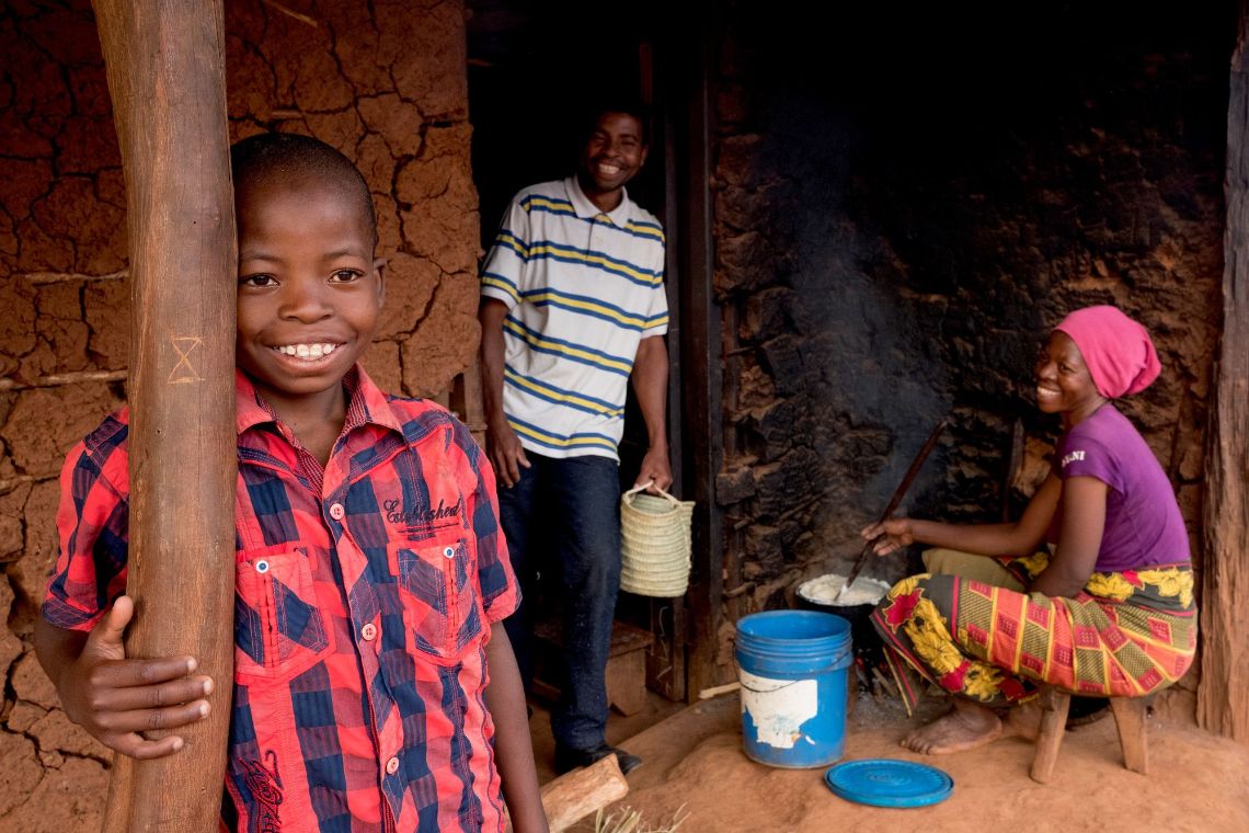 Eine junge Frau im weißen Kittel. Ihr Haar ist zu Zöpfchen geflochten und hochgesteckt.