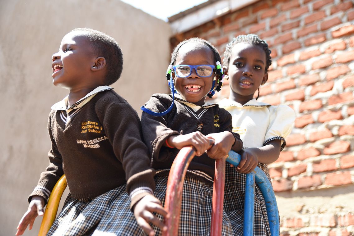 Spielende fröhliche Kinder