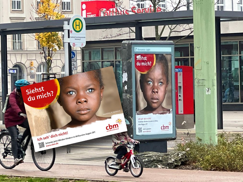 Kind mit weiß schimmernden Pupillen. Auf einem roten Punkt daneben steht: Siehst du mich?