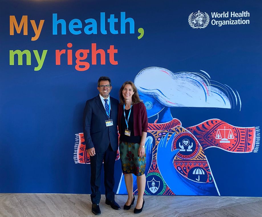 Zelte und Sonnenschirme auf einem Platz vor mehrgeschossigen Gebäuden.