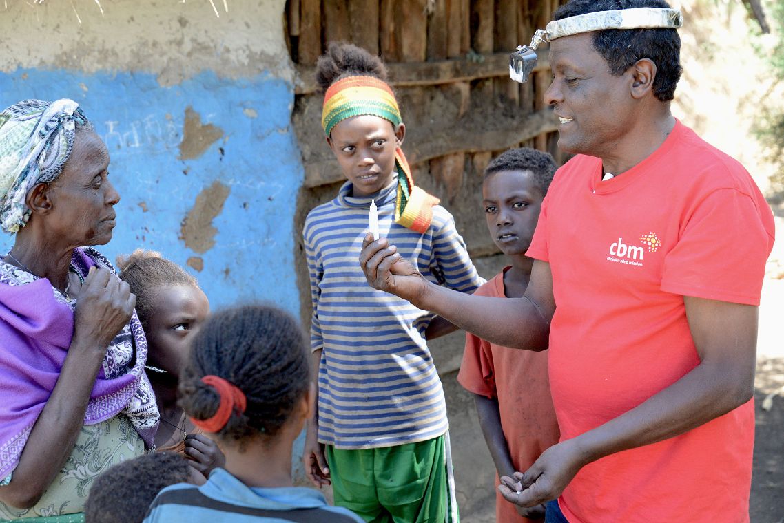 CBM-Mitarbeiter erklärt Familie den Gebrauch von Antibiotika
