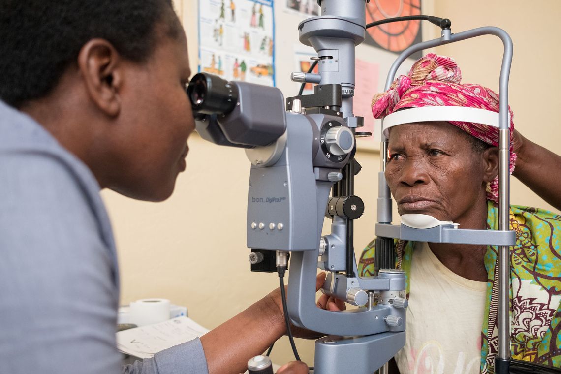 Augenuntersuchung bei einer Frau mit der Spaltlampe