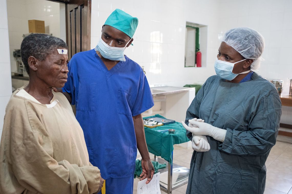 Frau im OP-Saal kurz vor ihrer Augenoperation