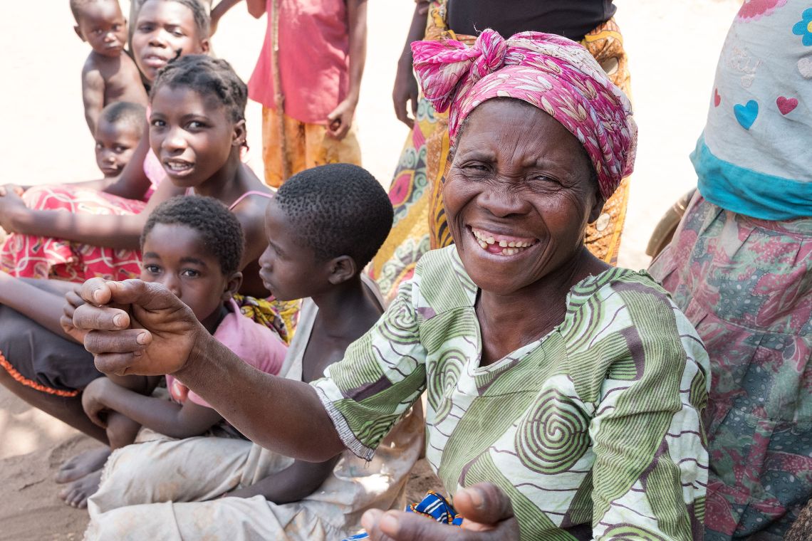 Frau ist zuhause in ihrem Dorf inmitten ihrer Enkel