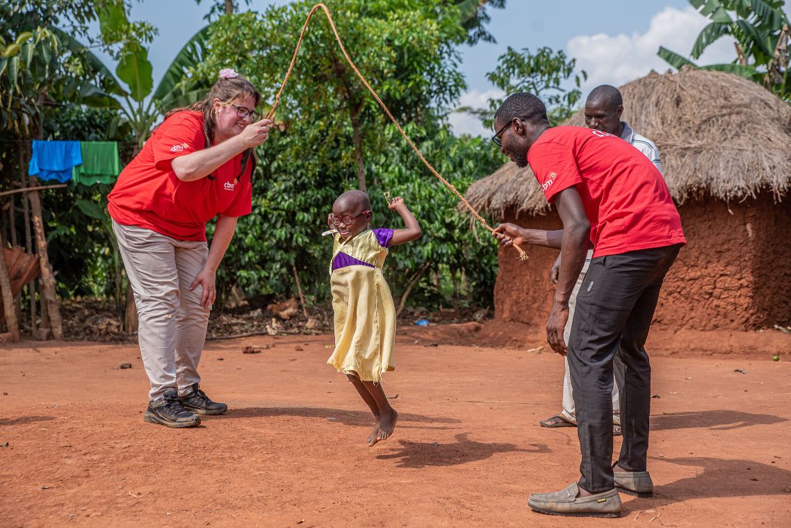 Kleines Mädchen beim Seilspringen.