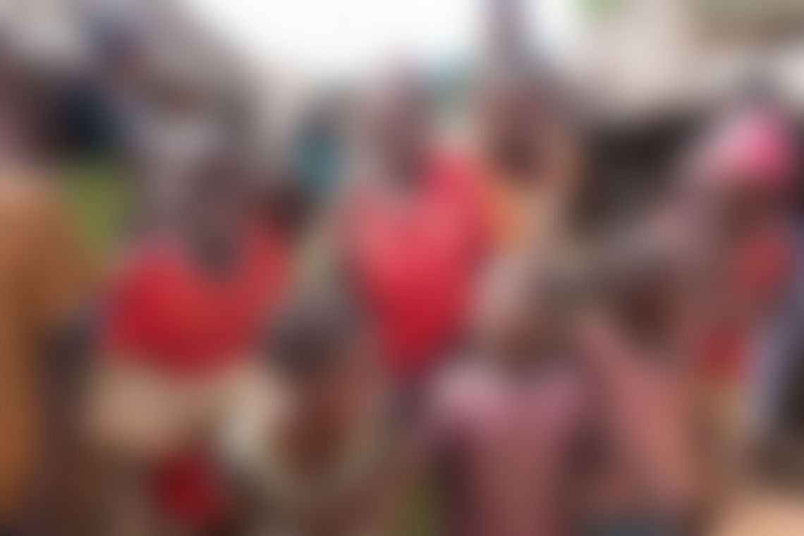 Thema Graue-Star-Operation in Deutschland: Lachende Kinder, Fotobeispiel für verschwommene Sicht bei Grauem Star