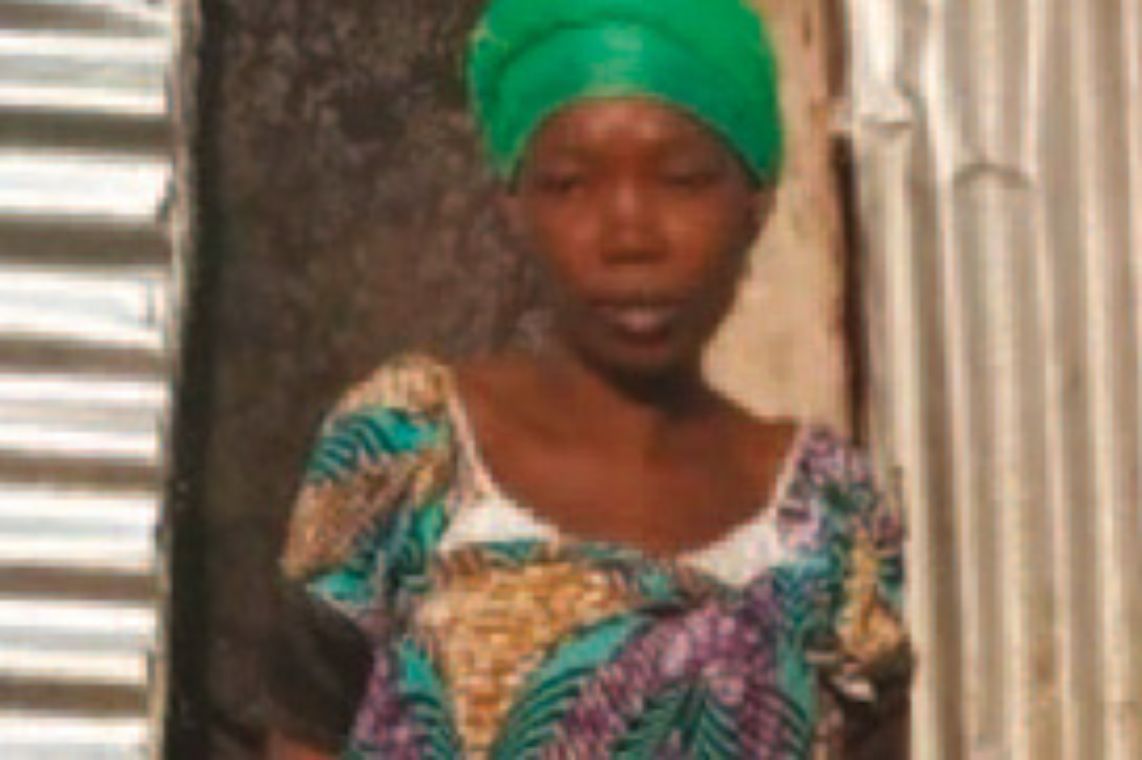 Eine Frau in bunter Kleidung: Sie hat beim Ausbruch des Vulkans Nyiragongo alles verloren.