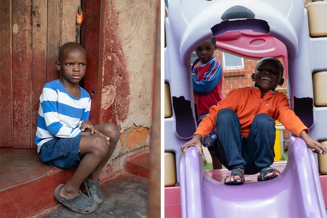 Links ein Junge, der auf einer Stufe in einer offenen Tür sitzt, rechts ein lachender Junge auf einer Rutschbahn.