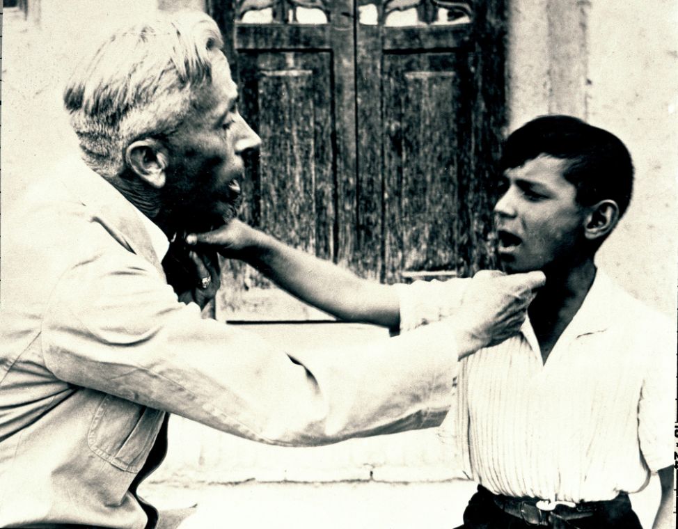 Ein Mann und ein Junge halten ihre Hand jeweils an den Hals des anderen