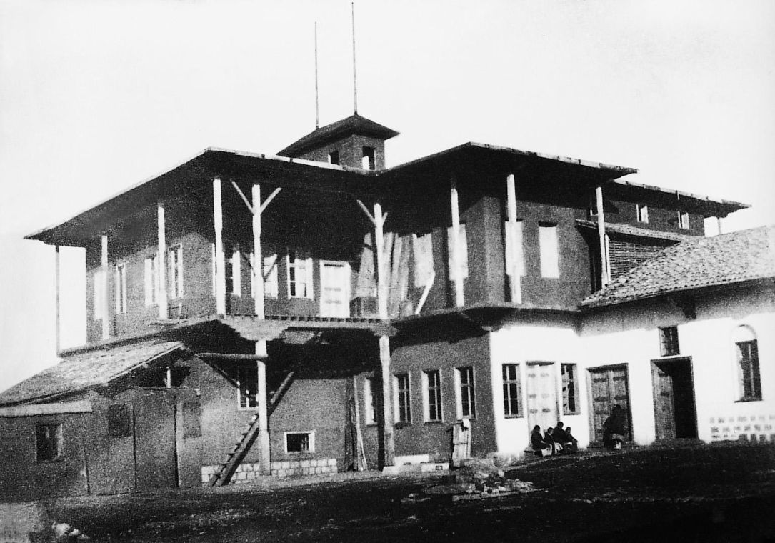 Zweigeschossiges Gebäude mit umlaufendem Balkon