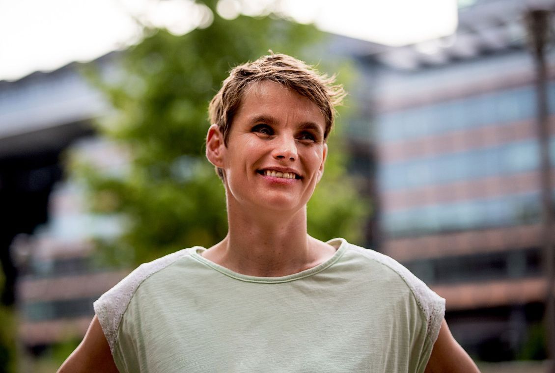 Frau mit kurzem blondem Haar