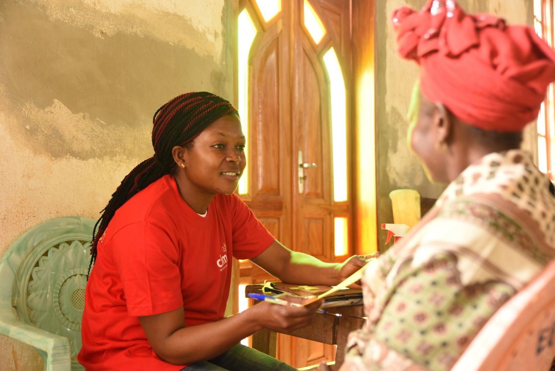 Eine Frau reichte einer anderen ein Papier.