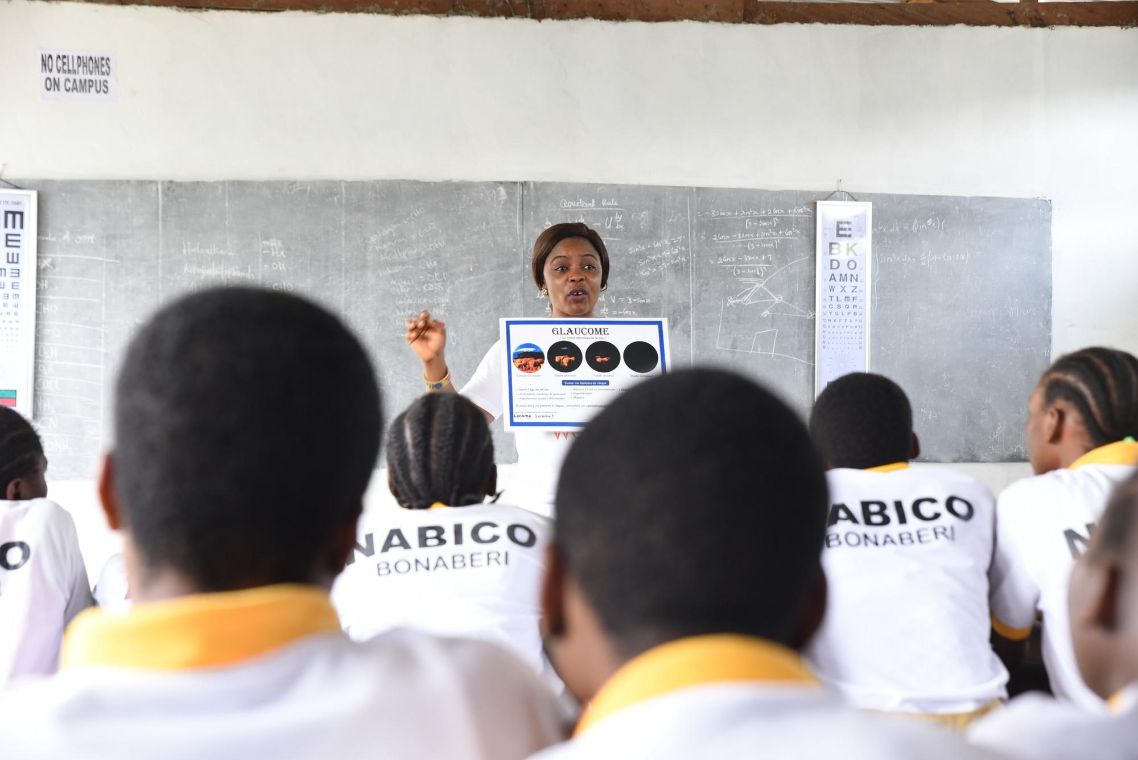 Ein Augenarzt untersucht ein Kind mit der Spaltlampe in Kamerun.