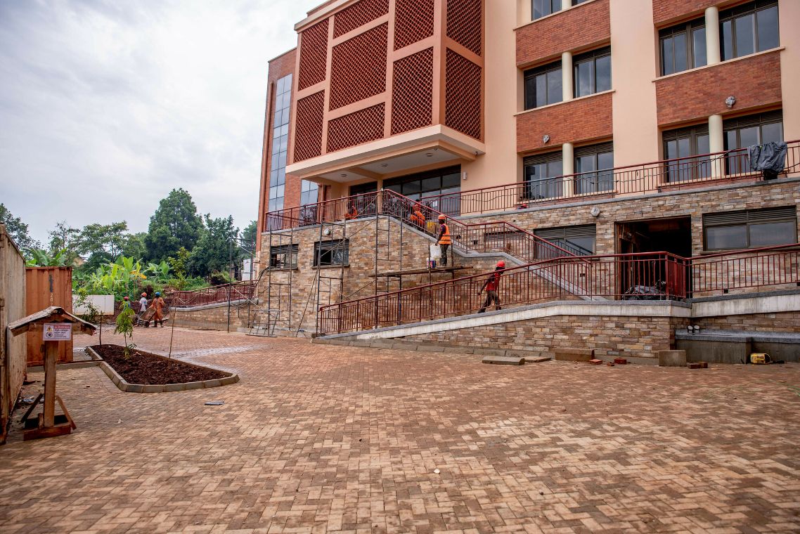 Gepflasterer Bereich vor einem mehrgeschossigen Gebäude