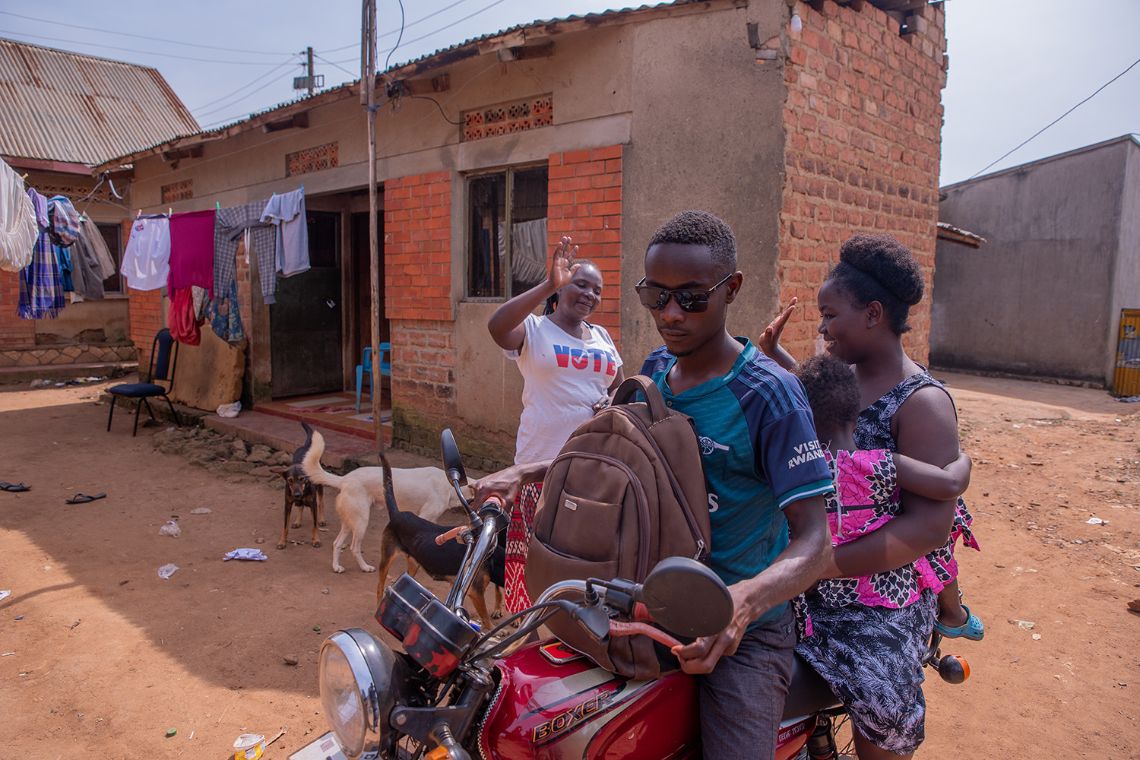 Ein kleines Mädchen beugt den Kopf vor eine Karte, auf die ein Quadrat und ein Kreis aufgedruckt ist.