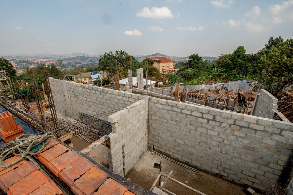 Blick von einem Rohbau auf eine hügelige Landschaft