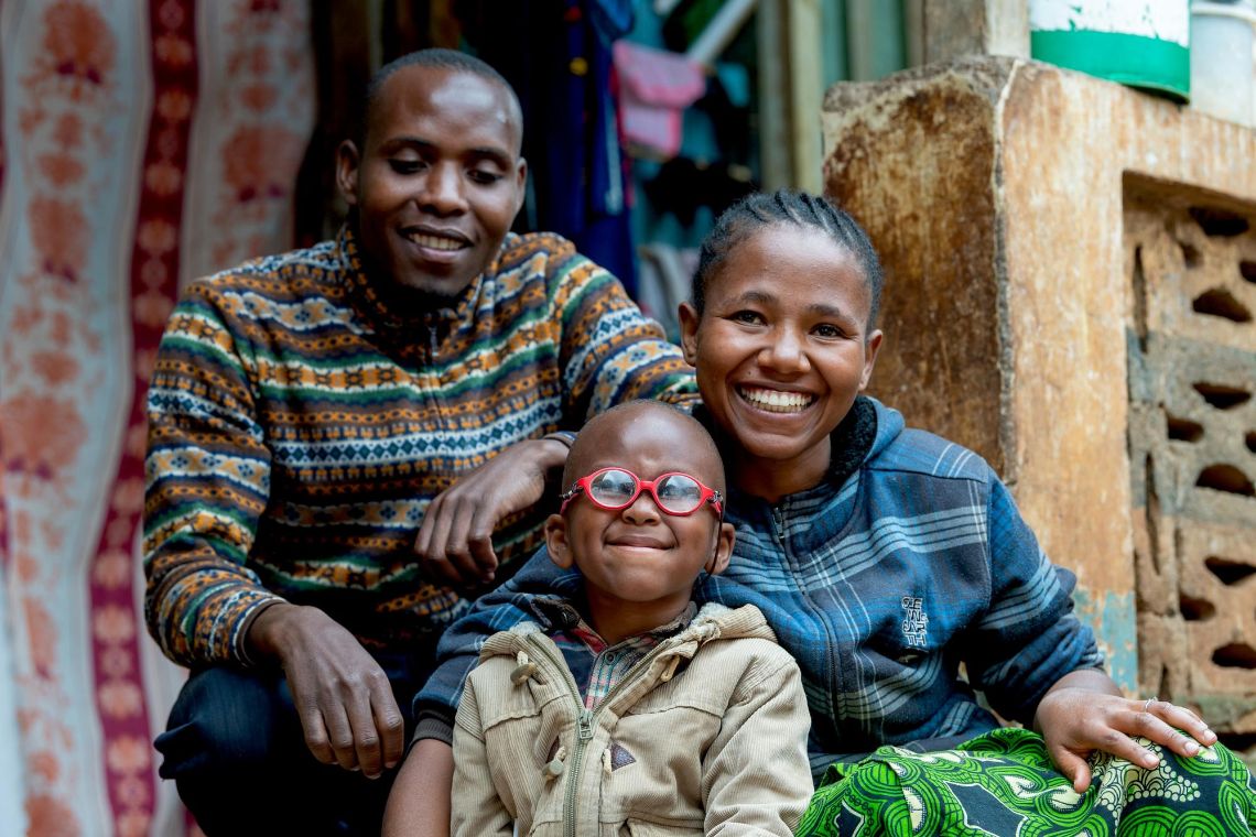 Eine lachende Frau und ein kleiner Junge mit Brille
