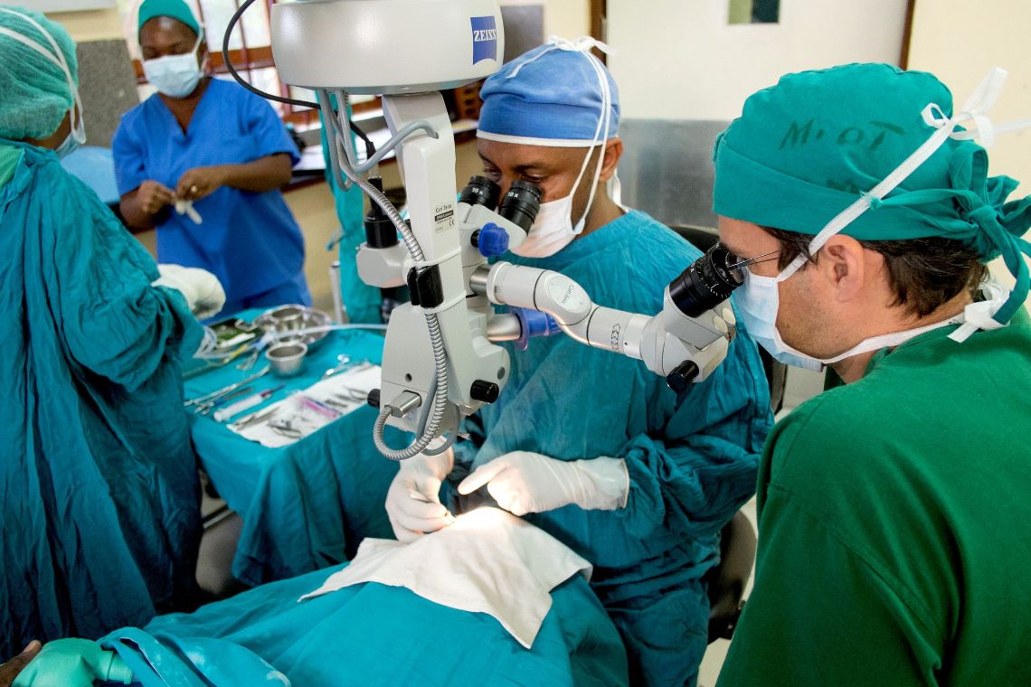 Eine lachende Frau und ein kleiner Junge mit Brille