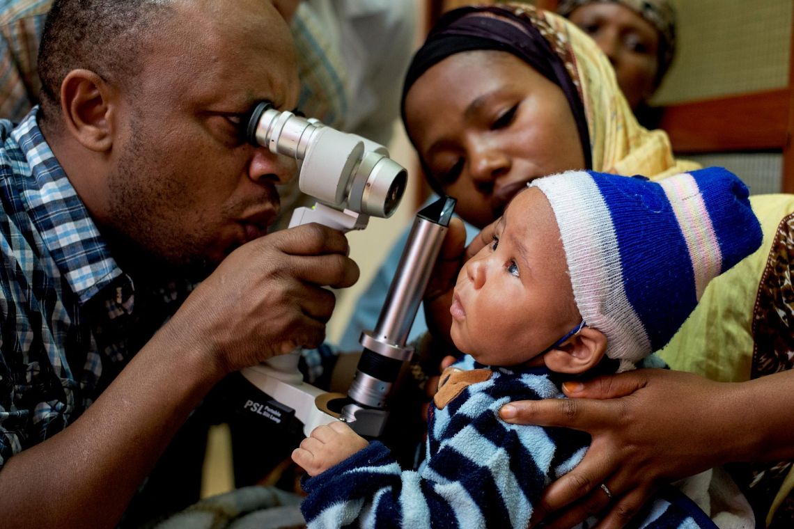 Eine lachende Frau und ein kleiner Junge mit Brille