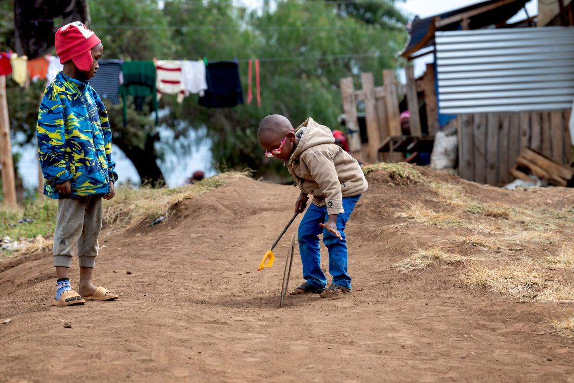Eine lachende Frau und ein kleiner Junge mit Brille