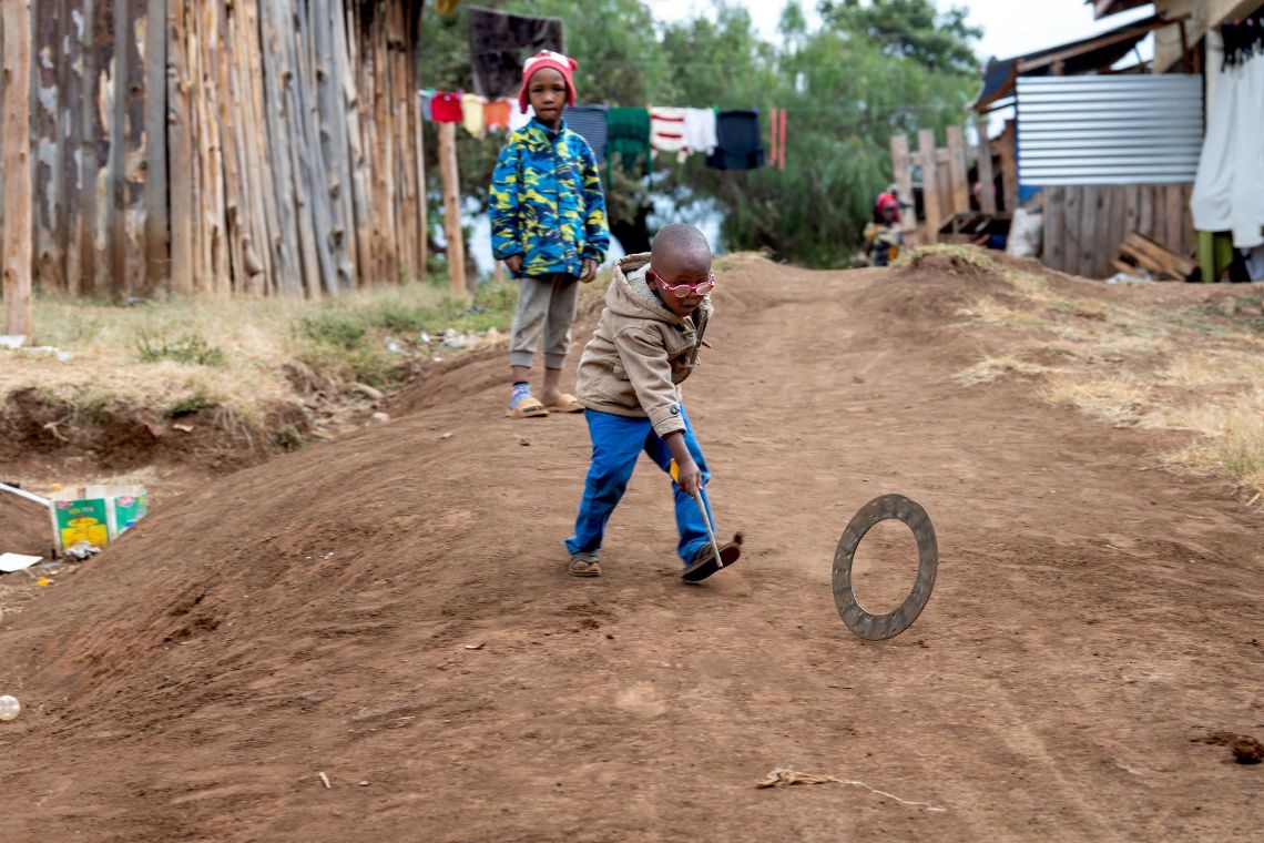 Eine lachende Frau und ein kleiner Junge mit Brille