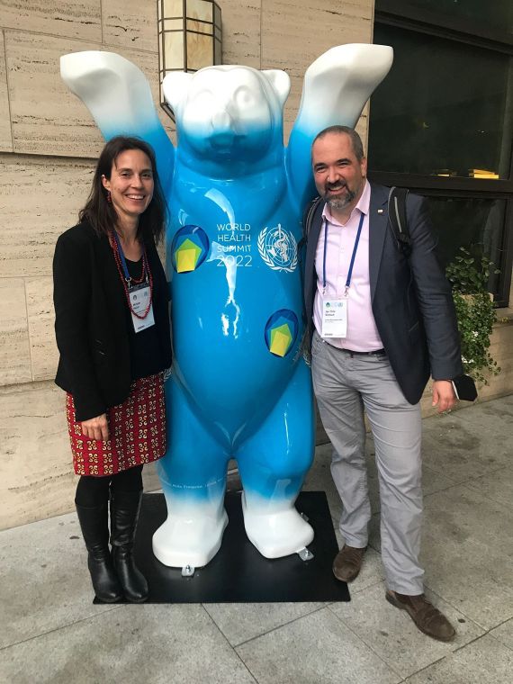 Eine Frau und ein Mann stehen neben der Skulptur eines Berliner Bären.