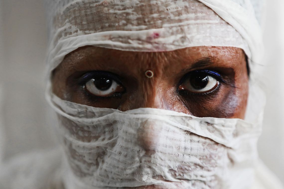 Frau mit Tuch Kopf und Gesicht, das nur ihre Augen freilässt