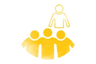 Eine Figur abseit einer Gruppe mit drei Figuren