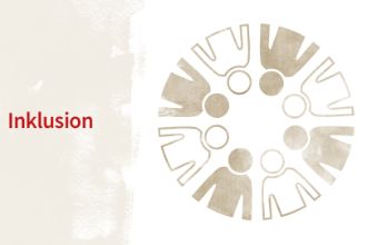 Grafik, die den Begriff &quot;Inklusion&quot; darstellt. Vier schwarz eingefärbte Figuren und vier weiß eingefärbte Figuren stehen abwechselnd nebeneinander und bilden einen Kreis. 