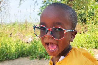 Ein kleiner Junge mit Brille