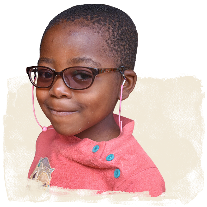 Kleines schwarzes Mädchen mit Brille