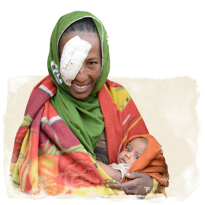 Frau mit Augenverband hält ein Baby im Schoß