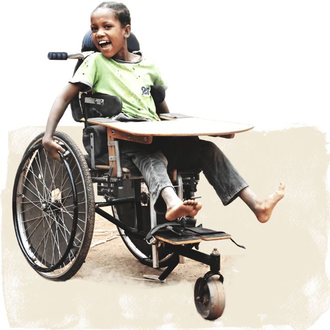Afrikanisches Mädchen im Rollstuhl-Spenden-Geschenk