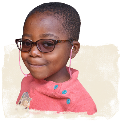 Kleines schwarzes Mädchen mit Brille
