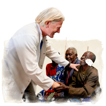 Frau im weißen Kittel untersucht mit Taschenlampe die Augen eines Kindes